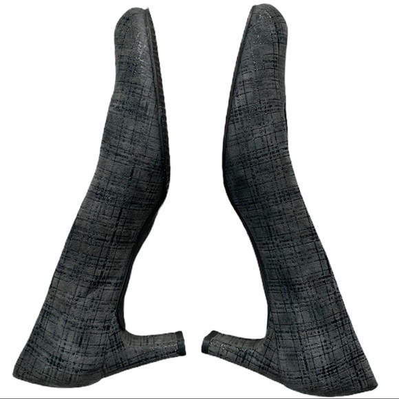 Stuart Weitzman gray suede plaid narrow 2.5” heel - Picture 3 of 8